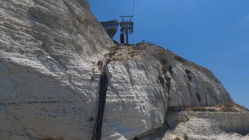 Fotografía con la mano dentro de un teleférico que sube por los acantilados de Rosh HaNikra, Israel