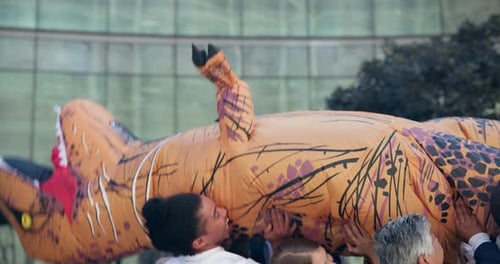 Pessoas, mascote da diversão em equipe, prédio ou crowdsurf como motivação, diversidade ou promoção da união