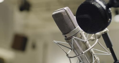 Gros plan d'un microphone dans un studio d'enregistrement