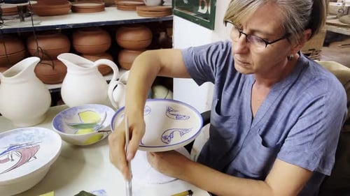 Trabajar en un taller de cerámica y herramientas 26