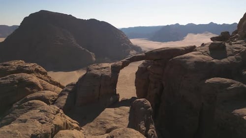 Luftbild der Jebel Burdah Rock Bridge, der höchsten Brücke im Wadi Rum, Jordanien