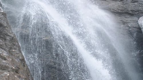 Reiner Süßwasserstrom in den Bergen Fließender Fluss mit sauberem Wasser