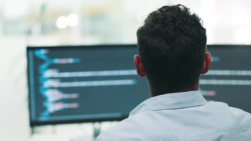 Hombre, desarrollador de software y programador con pantalla de computadora para programar