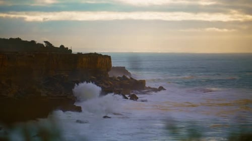 Belles vagues de l'océan qui s'écrasent sur les falaises le matin. Paysage marin serein à
Cloudy Sky