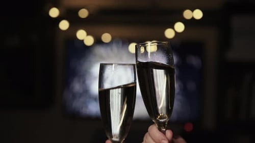 Duas pessoas piscam os óculos contra o pano de fundo da tela com 2025