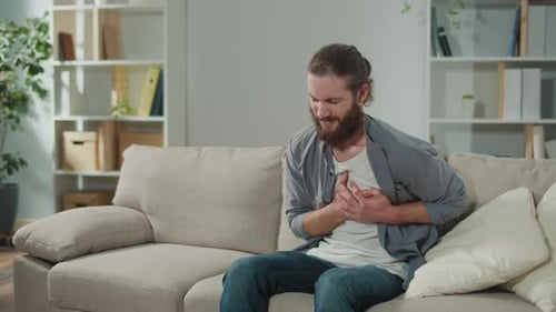 Mann hat die Symptome eines Herzinfarkts Atemprobleme Brustschmerzen