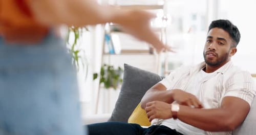Hombre frustrado, pareja y escuchando la pelea, el problema y el drama del divorcio