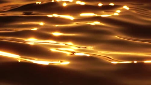 Meereswasseroberfläche, flacher Blick über klares azurblaues Meerwasser, Sonnenblendung, abstrakter nautischer Sommerozean