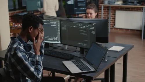 Softwareentwickler entwickelt Schnittstellenkonzepte rund um das Ausführen von Code