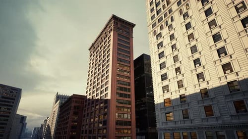 Paisaje urbano a la luz del sol Edificios altos iluminados por una cálida luz diurna