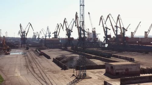 Industriegebiet mit Kränen und Kohlehaufen