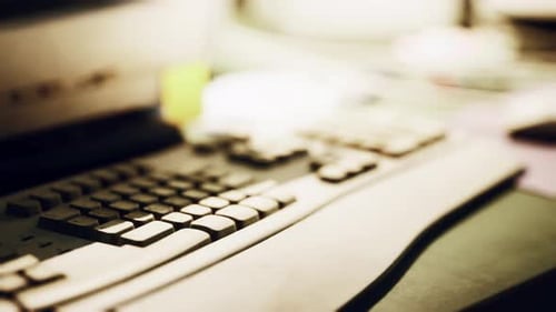 Gros plan d'un clavier d'ordinateur sur un bureau avec un éclairage ambiant doux