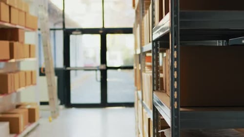 Dépôt vide avec des boîtes en carton sur des étagères d'entrepôt