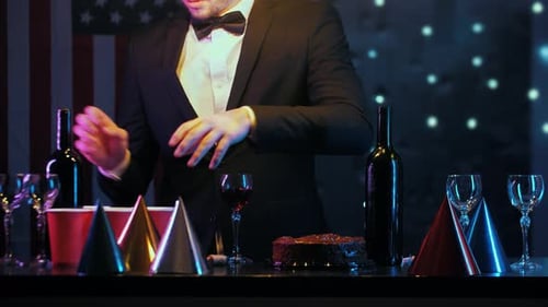 Homem arruma a mesa para a festa de aniversário