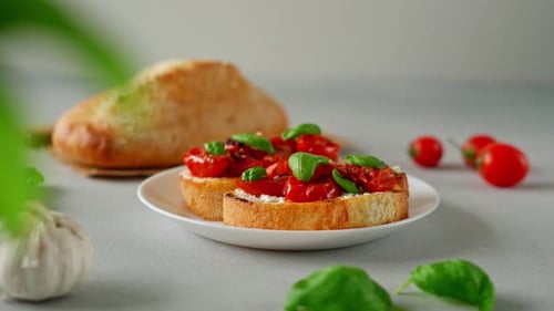 Bruschetta au ricotto et aux tomates cerises, basilic, ail sur fond de béton gris