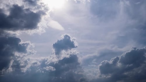 Timelapse de incríveis nuvens cumulonimbus no céu