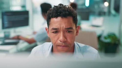 Desarrollador, confundido o hombre leyendo en la computadora para una investigación, un proyecto o una actualización de ciberseguridad