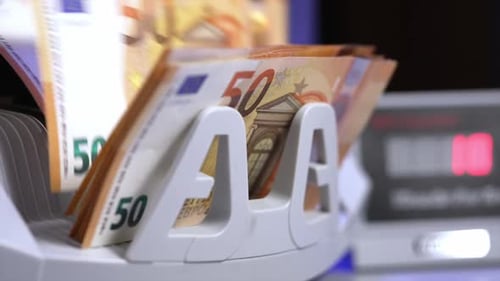 Currency counting machine counts bills. Automatic machine for bank financial operations.