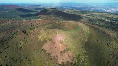 Vista aérea del volcán Puy de Pariou en la serena Chaine des Puys