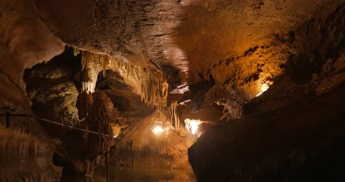 Explorez les merveilles d'une grotte illuminée avec de superbes formations rocheuses