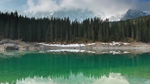 Lapa de temps d'un paysage de montagne : lac de Carezza dans les Dolomites, Tyrol du Sud, Italie