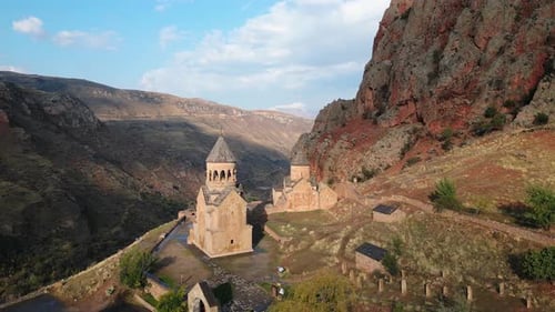 Panorama du complexe du monastère de Noravank (panoramique à droite)