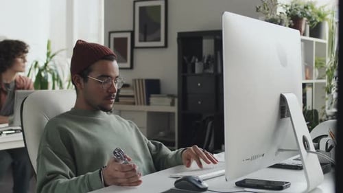 Geschäftsmann arbeitet am Computer mit Programm
