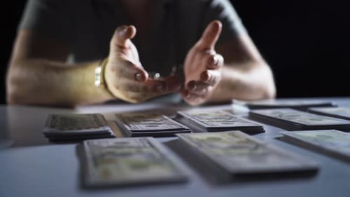 Sala de interrogatório, dinheiro e criminoso.