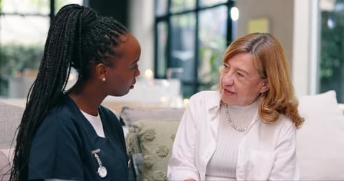 Senior, mujer y enfermera con comunicación para consultoría, asesoramiento de salud