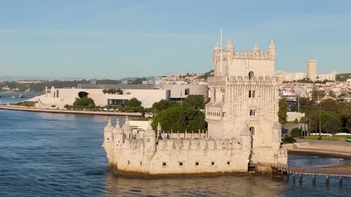 Vue aérienne de la tour historique de Belém sur le Tage, au Portugal.