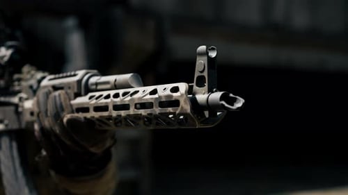 Nahaufnahme militärisch-taktischer Strategie mit der Kamera NATO-Gewehrtraining auf ein professionelles Schießen