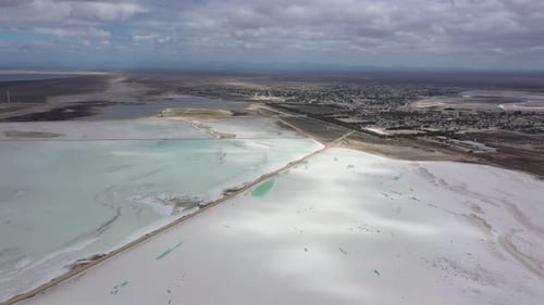 Vista aérea das lagoas de evaporação de sal perto do Guerrero Negro, México