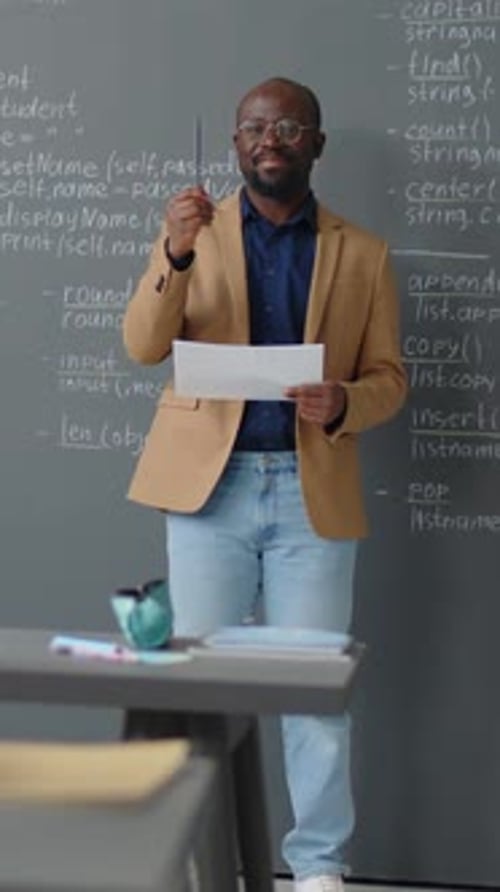 Profesor masculino de pie frente a Blackboard