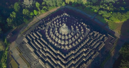 Magelang, 26 de julho de 2021, desça o templo de Borobudur pela manhã