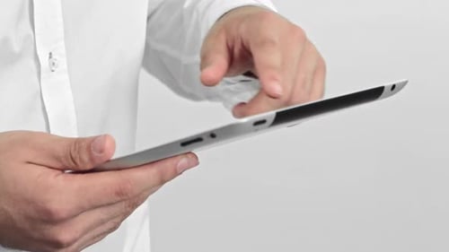 Mann benutzt einen Tablet-Computer isoliert vor weißem Hintergrund