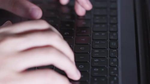 Junge Mädchenhand arbeitet am Computer-Laptop 6