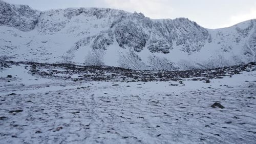 Images aériennes d'un Drone révélant Stob Coire, T-Sneachda et le Couloir d'Aladdin sur le mont Cairngorm