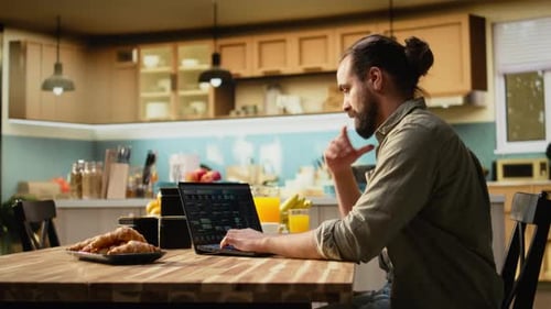 Erwachsener Mann benutzt Laptop, um Programmiercode zu schreiben und Software zu entwickeln