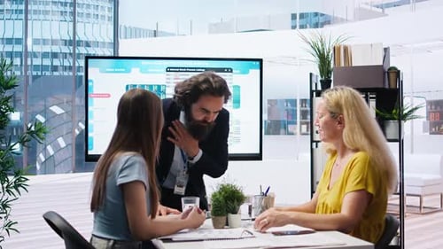 Un employé s'étouffe au bureau aidé par un collègue effectuant une manœuvre de Heimlich