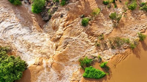 Vue aérienne : Inondation massive en cascade.
