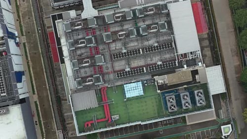 Visão aérea de cima para baixo dos modernos sistemas de resfriamento de data centers na Ásia
