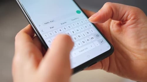 Weibliche Hände, die Text auf Smartphone-Nahaufnahme eingeben