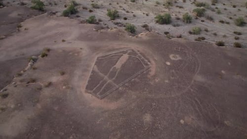 Images aériennes par drone des anciennes intailles de Blythe à Blythe, en Californie, pendant la journée