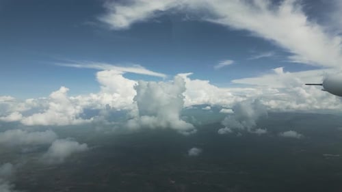 Nuages flottant dans l'air vus du Cessna 208B Grand Caravan volant en haute altitude. POV