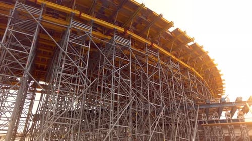 Sitio de construcción, andamios sobre un pilar de construcción en un sitio de construcción