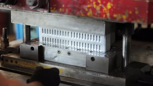 Fabrikarbeiter stellt Metallteile auf einer Aluminiumförderform her