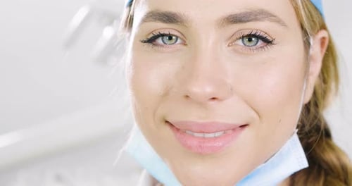 Portrait of a beautiful female doctor smiling showing a perfect smile, on professional clinic. Con