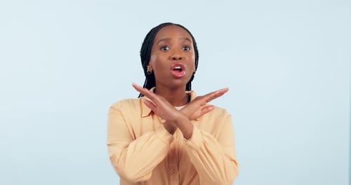 Stop, hand and no vote d'une femme face à un signe emoji de protestation en colère, d'avertissement et d'interdiction