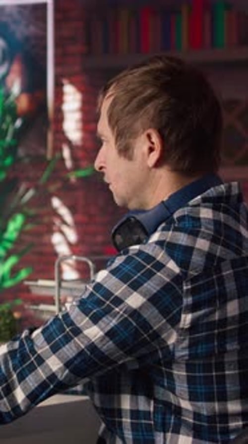 Homem usando texto para criar imagens: modelos generativos de inteligência artificial