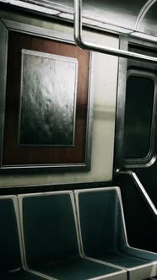Leere U-Bahn aus Metall im urbanen Chicago